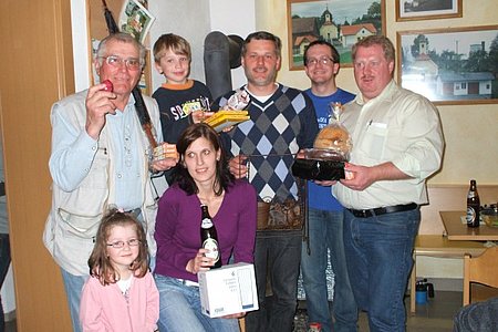 Die Sieger der ersten fünf Preise: stehend: Josef Scheidl (3. Platz),Pauli Scheidl (5. Platz), Anton Hipp (1. Platz), Moderator Georg Höllrigl,Josef Bauer (4. Platz), vonre: Glücksengerl Marie Scheidl,Gerlinde Schnabl (2. Platz)