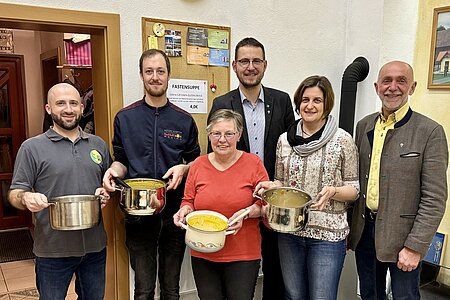 Obmann Harald Gretz, Harald Krapfenbauer, Maria Danzinger, VV-Obmann Markus Rabl, Iris Scheidl und Bürgermeister Josef Schaden mit den fast schon leeren Suppentöpfen