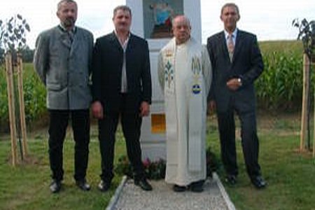 Ortsvorsteher Herbert Rabl, Bürgermeister Johann Hölzl, P. Albert Filzwieser und VV Obmann Josef Schaden freuten sich über die gelungene Erneuerung des Marterls in Windhof