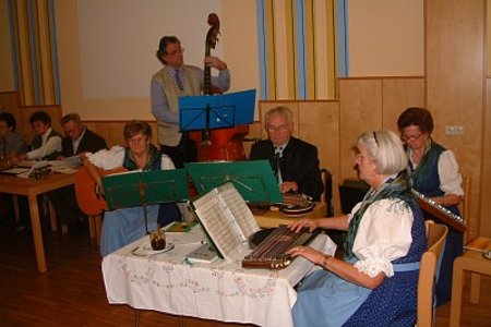 Die Mitwirkenden des Heimatabends halten mit ihren Beiträgen die Volkskultur in Sallingstadt am Leben.