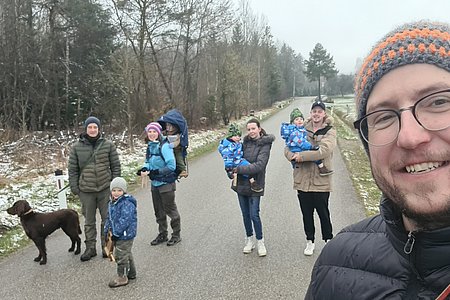 Geratscht wurde heuer nach vielen Jahren Pause auch wieder in Windhof: Andreas und Valentin Dum, Julia Schwarz mit Franziska Rabl sowie Andrea, Michael, Manuel und Erwin Schmid. Ganz rechts im Bild ist Markus Rabl.