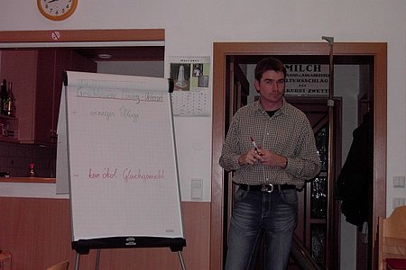 Gemeinderat Alexander Scheidl führt die Diskussion über Vor- und Nachteile der verschiedenen Löschteich-Varianten