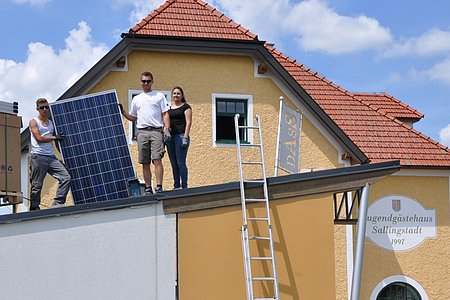 Die Mitarbeiter der Fa. Elektro Rauch: Bernd Hipp, Andreas Holzmüller und eine Praktikantin bei der Errichtung der neuen Anlage.