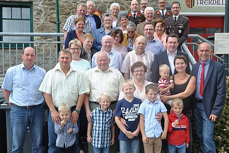 Anna Poinstingl (2. Reihe Bildmitte)feierte den 75. Geburtstag mit ihrer Familie und der großen Gratulantenschar.