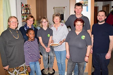 Erika Hronicek mit Janine, Hedwig Kammerer, Cornelia Haider, Helene Scheidl, Gerhard Haider, Monika Palmetzhofer und Dorfhaus-Leiter Harald Gretz