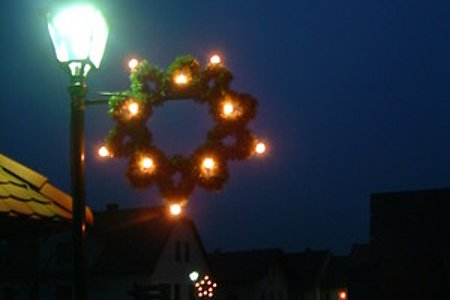 die neuen Weihnachtssterne am Dorfplatz in Sallingstadt