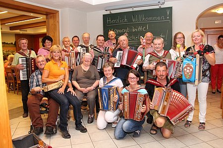 vorne: Sepp Krapfenbauer mit Wirtin Roswitha Schaden, Maria Holzmann, Gabi Kugler, Traude Müllner und Martin Müllnerdahinter: Rudi Bauer, Anni Weißenböck, Reinhold Haderer, Franz Rauch, Franz Anderl, Josef Holzmann, Jonny Kössner, Leopold Zauner, Johann Weixelbaum, Felix Schuster und Sabine Müllner mit ihrer Tochter