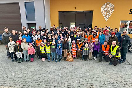 Ein Gruppenbild am Bauhof der Gemeinde bei der Übergabe