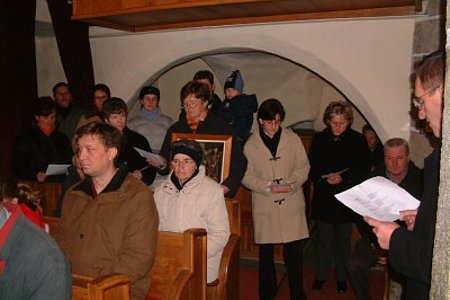 Die Herbergsucher bringen das Bild der Hl. Familie in die Pfarrkirche