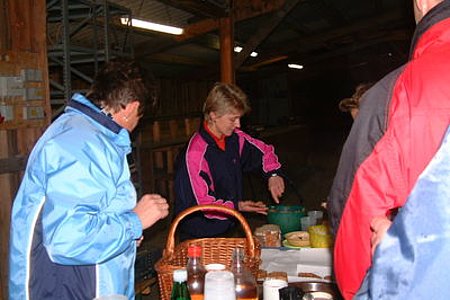 Christine Wally mit ihren Helferinnen sorgte für das leibliche Wohl vor Ort