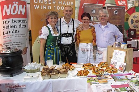 Roswitha und Josef Schaden, Maria und Herbert Hödl  präsentieren die Erdäpfelwelt Schweiggers