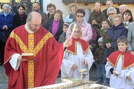 P. Daniel weiht die Palmzweige.