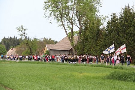 Der Festzug, angeführt von der Jugend, der Musik, der Feuerwehr und den vielen Gästen