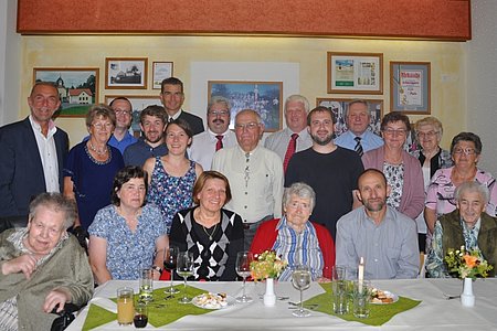 Sitzend: Erna Kammerer, Monika Gretz, Pflegerin Bozena Murcekova, Jubilarin Rosa Dorr, Walter Gretz, Maria Thaler sen.,Stehend: Vbgm. Josef Schaden, Helene Scheidl, Georg Höllrigl, Christian Chana, Alexander Scheidl, Verena Gretz, Harald Zauner, Josef Scheidl, Martin Wally, Harald Gretz, Johann Weber, Maria Thaler jun., Leopoldine Jank, Elfriede Chana