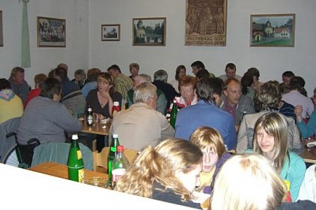 Das Dorfhaus war beim Maibaumaufstellen bis auf den letzten Platz gefüllt