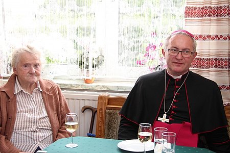 Leopoldine Krapfenbauer und Weihbischof Dr. Anton Leichtfried