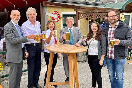(v.l.n.r.:) Bürgermeister Josef Schaden, Robert Reuberger, Roswitha Schaden, Vizebürgermeister Günther Prinz, Anna Haghofer, Christopher Edelmaier