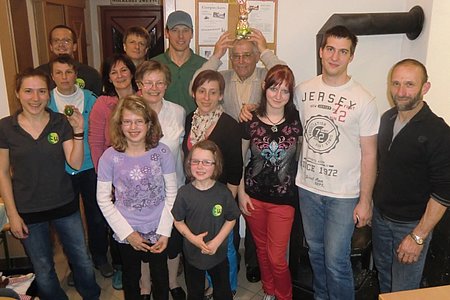 Die Gewinner des heurigen Eierpeckens mit Moderator Georg Höllrigl (hinten links) und den beiden Glücksengerl Leonie Kurz und Marie Scheidl (vorne):Verena Gretz, Claudia Krenn, Manuela Schmalzbacher, Franz Höllrigl, Maria Danzinger, Gerhard Haider, Bettina Bauer, Josef Scheidl, Jennifer Witura, Rene Witura und Walter Gretz