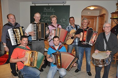 Musikantenstammtisch im Dorfwirtshaus Sallingstadt: Johann Schleritzko, Martin Müllner, Franz Anderl, Gabi Kugler, Markus Hennerbichler, Reinhold Haderer, Wolfgang  Gratzl und Josef Wandrak