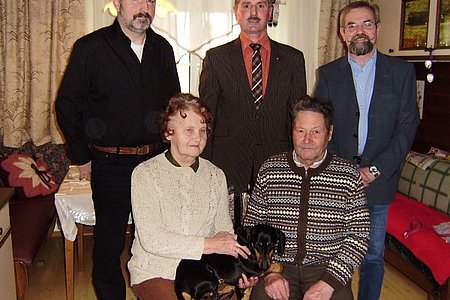 Zur goldenen Hochzeit von Leopoldine und Franz Haider aus Windhof 7 gratulierten Ortsvorsteher Herbert Rabl, Bürgermeister Johann Hölzl, Gf.Gemeinderat Erich Schmid (v.l.)