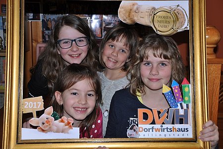 Lilly, Marie, Sarah und Alexia hatten viel Spaß beim Silvester  im Dorfwirtshaus