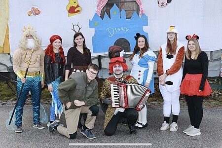 Die Faschingsnarren: Maximilian Maierhofer, Theresa Mörzinger, Ina Böhm, Anna Haghofer, Cornelia Haider und Marlene Katzenschlager; davor sitzend: Oliver Wagner und Christopher Edelmaier