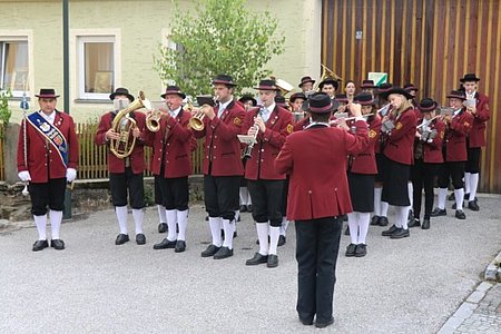 Die Musik hat Aufstellung genommen, Sonja Böhm dirigiert.