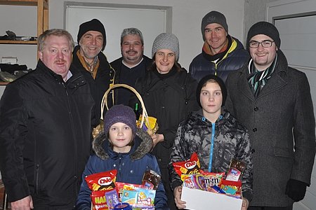 So sehen Sieger aus: Lena Poppinger, Maximilian Maierhofer (vorne v. l.) Josef Bauer, Vbgm. Josef Schaden, Harald Zauner, Iris und Alexander Scheidl und Christopher Edelmaier (v. l.)