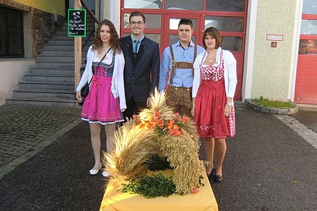 Die Erntekrone der Pfarre Sallingstadt. Sie wurde von der Jugend getragen.