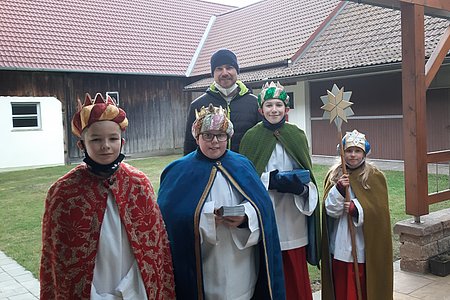 Sternsinger-Gruppe von Walterschlag und Windhof: Linus Hipp, Bernhard Krecek, Felix Scheidl, Astrid Krecek und Begleiter Alexander Scheidl