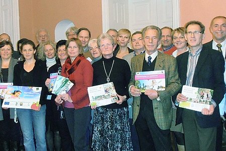 Die Arbeitsgemeinschaft Jugendtourismus Waldviertel (von links nach rechts)Georg Eibensteiner/Waldschule Waldviertel, Leopold Ledwinka/Zeltplätze Dobersberg, Angela Schmid/Bildungswerkstatt Mold, Ingrid Zederbauer/Bärenwald Arbesbach, Margit Macher/Jugendgästehäuer Ottenstein, Isabella Hengl/MOKE Gars/Kamp, Karin Antoni/Das Kunstmuseum, Elisabeth Zottl/Jugendgästehaus Heinreichs, Riet Biemanns/Hoteldorf Königsleitn, Hans Pretterebner/Ferienschloss Wetzlas, Gabi Walter/Projektleiterin Jugendtourismus Waldviertel, Hans Müllner/Jugendgästehaus Franzen, Josef Schaden/Sprecher der Arbeitsgemeinschaft-Jugendgästehaus Sallingstadt, Krista Vlasaty/Destination WaldviertelHintere Reihe v.l.n.r.: Horst Högerl/Naturpark Dobersberg und Jugendgästehaus Reibers, Renate Metz/JGH Franzen, Toni Kurz/Kunsthaus Horn, Peter Gallas/Amethystwelt Maissau, Bernhard Antoni/Das Kunstmuseum, Boris Brabatsch/Schloss und Kletterpark Rosenburg, Claudia Wieland/Kunsthaus Horn, Walter Zottl/JGH Heinreichs, Harrie Biemanns/Königsleitn-Litschau