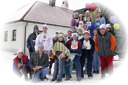 lustiges Treiben beim Faschingsumzug der Dorfjugend