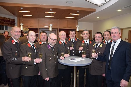 Vizebürgermeister Josef Schaden, Wolfgang Weitzenböck, Erwin Hofbauer, Pater Daniel Gärtner, Leopold Prinz, Hermann Bachtrog, Anton Hipp, Bezirksfeuerwehrarzt Christian Reiner, Christian Schröfl und Bürgermeister Johann Hölzl stoßen auf eine gelungene Ballnacht an.