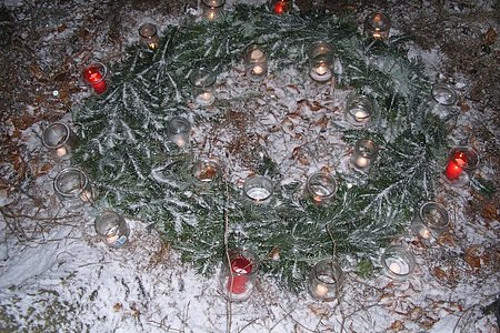 Der Adventkranz, um den sich die Gläubigen versammelten