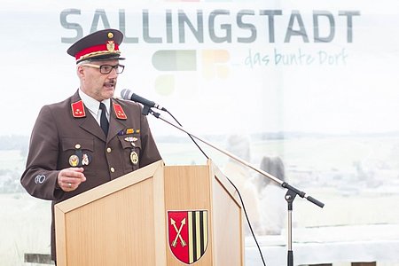 Anton Hipp präsentierte einen Rückblick auf 120 Jahre Feuerwehr Sallingstadt