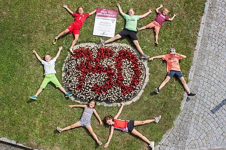 Am Foto vom Plakat im Uhrzeigersinn: Dominik Hipp, Tobias Hölzl, Martin Poinstingl, Lilly Hipp, Lara Hölzl, Philip Hipp und Linus Hipp