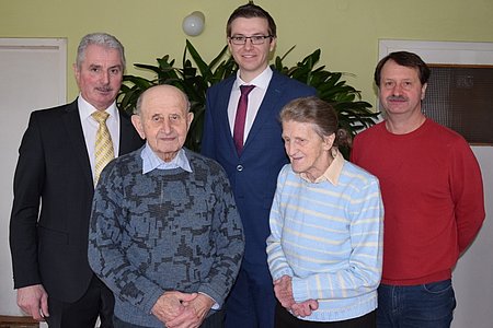 Foto: Engelbert und Hildegard Klenn (vorne);Bgm. Johann Hölzl, Mag. Johannes Tüchler (BH Zwettl), Gerhard Klenn (2. Reihe)