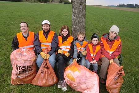 Die fleißigen Sammler aus Walterschlag:OV Georg Höllrigl, Harald Gretz, Jennifer Witura, Paul Scheidl, Marie Scheidl undVerena Gretz