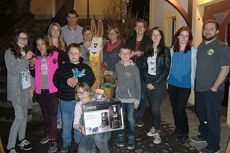 Viele Kinder und Helfer stellten sich am Ende des großen Eierpeckens einem Foto:Marie und Daniela Scheidl, Carina Krapfenbauer, Markus Scheidl, Cornelia Haider, Angelika Klenn, Hedi Kammerer, Felix Scheidl, Lenonie Kurz, Carina Huber, Jennifer Witura und Obmann Harald Gretz.