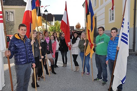 Festzug vom Pfarrhof zum Jugendgästehaus, angeführt von der Jugend Sallingstadt/Walterschlag