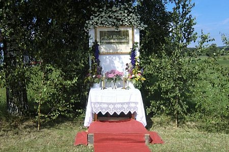 Erster Altar bei der Brücke Perndorfbach