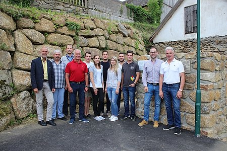 Die anwesenden Gäste und Helfer (v.l.): Vzbgm. Josef Schaden, Ortsvorsteher Harald Zauner, GR Markus Rabl, Günter Hipp, Dominik Kalch, Eva Zuschrott, Jugendobmann Mathias Hipp, Tanja Neunteufl, Michael Hipp, Stefan Wally, Christopher Edelmaier, Bgm. Johann Hölzl