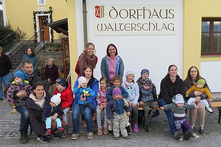 Auch die "Dorfjugend" ist zu einer beachtlichen Anzahl aufgestockt worden, wie hier auf dem Gruppenfoto mit den Kindern zu sehen ist:Markus Boden mit Fabian, Gerlinde, Miriam u. Elias Schnabl, Helga u. Emilia Höllrigl, Luisa Boden, Aaron u. Benjamin Schleser, Laura Boden, Ingrid u. Oskar Stanglmayer, Katja u. Emma Mader, Katharina u. Tobias Krapfenbauer. 2. Reihe: Lisa Schleser, Birgit Boden