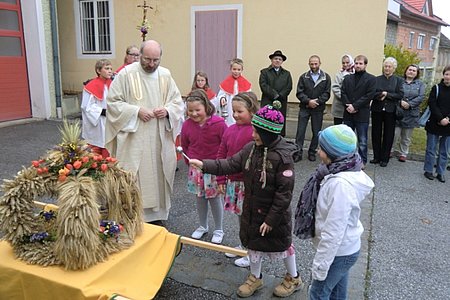 Segnung der Erntekrone vor dem Feuerwehrshaus