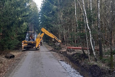 Harald Zauner wurde seitens der Gemeinde beauftragt, bei der Entwässerung mit seinem Bagger mitzuhelfen.