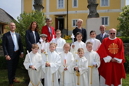 Die Kinder mit ihren LehrerInnen und Ehrengästen (v. l.): Direktor Bernhard Bachofner, Klassenlehrerinnen Alexandra Kugler, Ingrid Reuberger und Michaela Scheidl, Bürgermeister Josef Schaden, Nico Gindler-Kühtreiber, Sabrina Maier, ValentinGrassinger, Philip Poinstingl, Astrid Krecek, Lara Hölzl, Oskar Poinstingl, Jan Bichl, Josef Danzinger undPater Daniel Gärtner