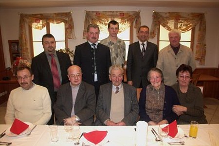 Die Jubilarin mit Gatten und Kindern im Kreise der Gratulanten