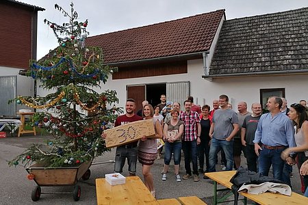 Michael Hipp mit seiner Freundin Eva Zuschrott mit dem Christbaum.