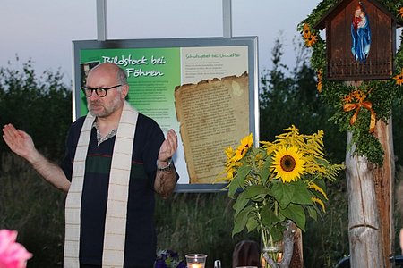 P. Daniel Gärtner segnete den neu errichteten Bildstock.