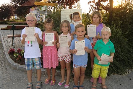Auch die Kinder freuen sich, am Fragenspiel teilnehmen zu dürfen: Martin Poinstingl, Sarah Artmann, Livia Dräger, Lilli Hipp, Linus Hipp, Alexia Artmann und Philip Poinstingl